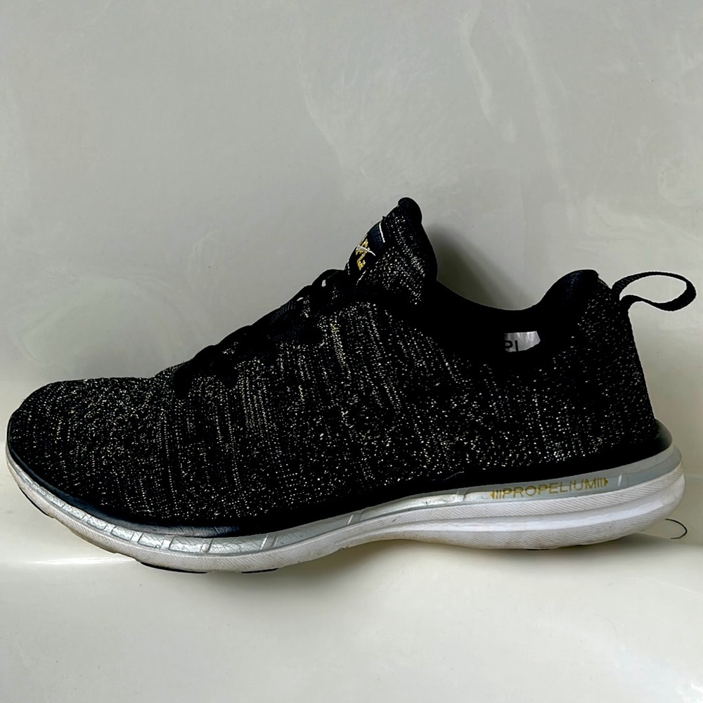 APL running shoes sz. 6